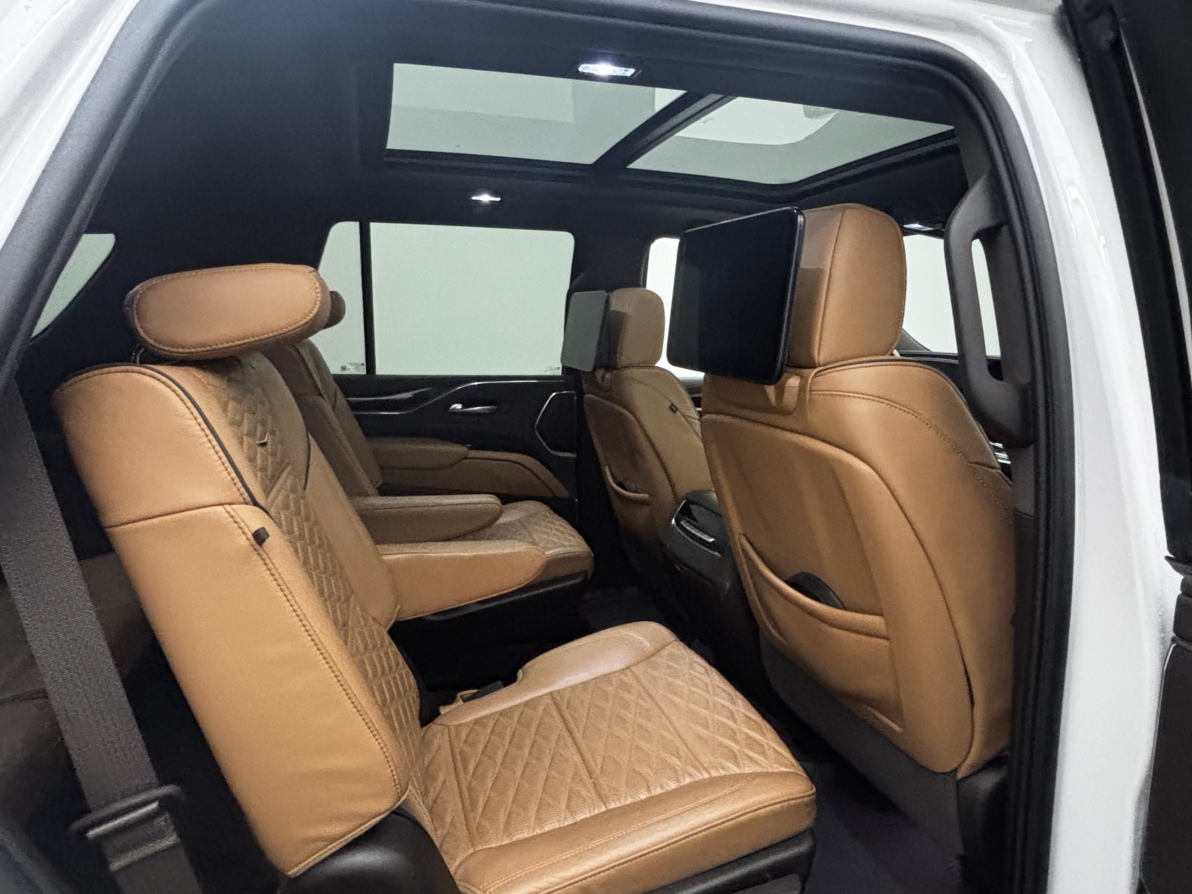 Used 2024 Cadillac Escalade Premium Luxury w/ Performance Package AWD/4WD image 18