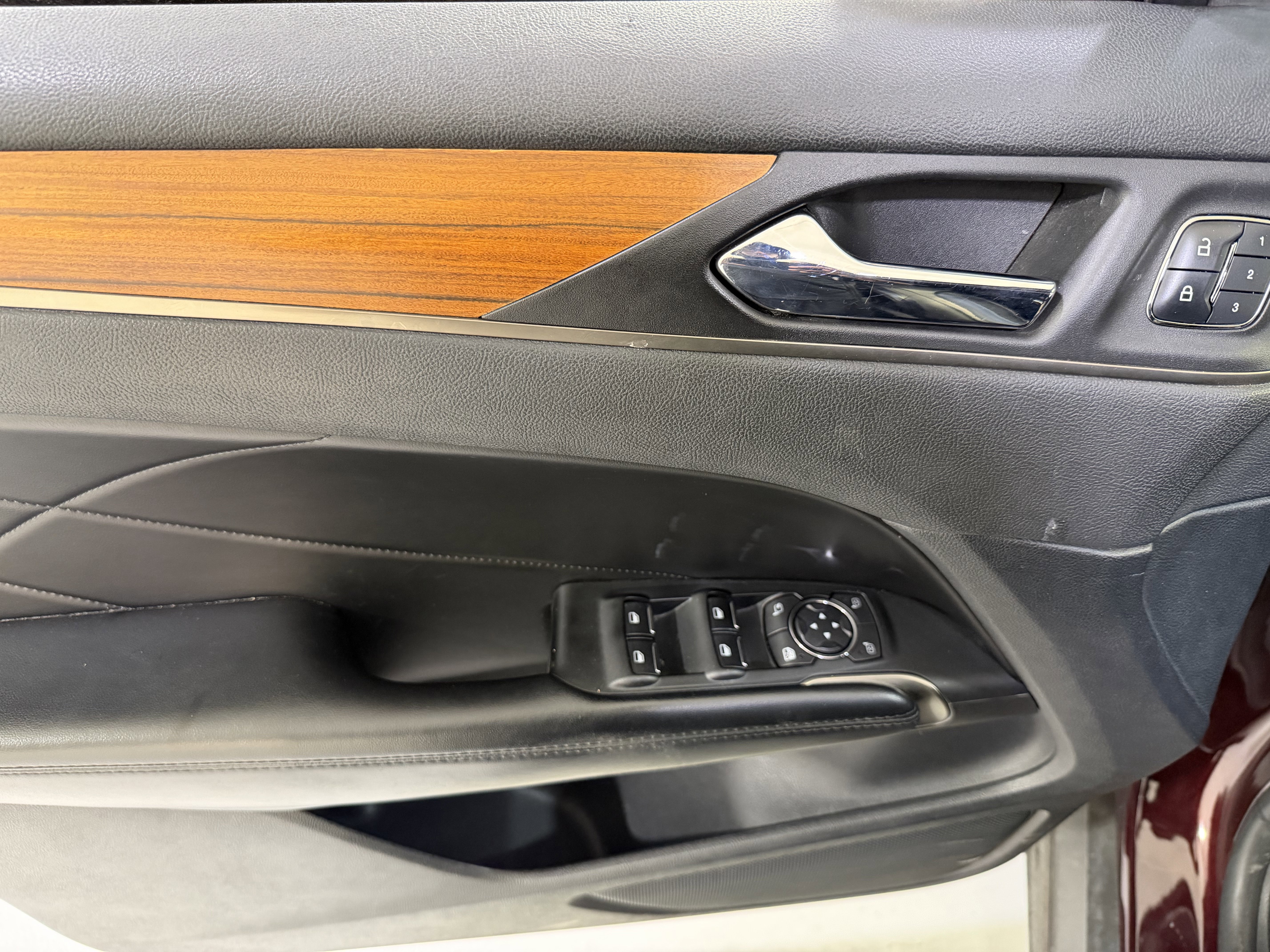 Used 2018 Lincoln MKC Select w/ Select Plus Package FWD image 14