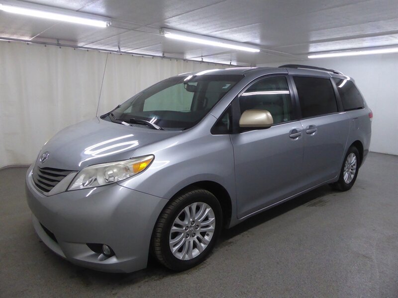 Used 2013 Toyota Sienna XLE image 3