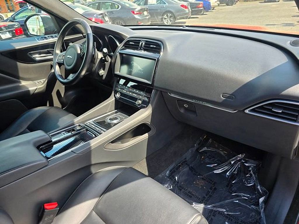 Used 2020 Jaguar F-PACE Premium image 3