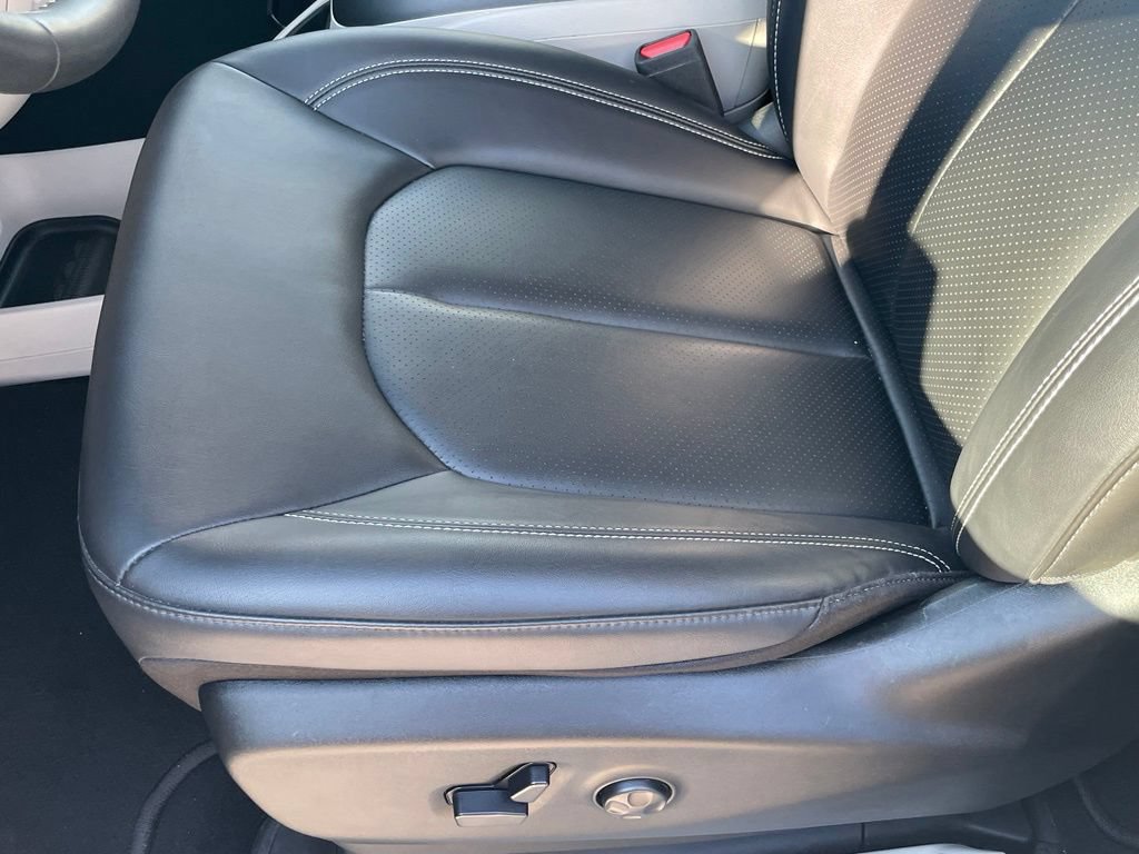Used 2024 Chrysler Pacifica Touring-L FWD image 20