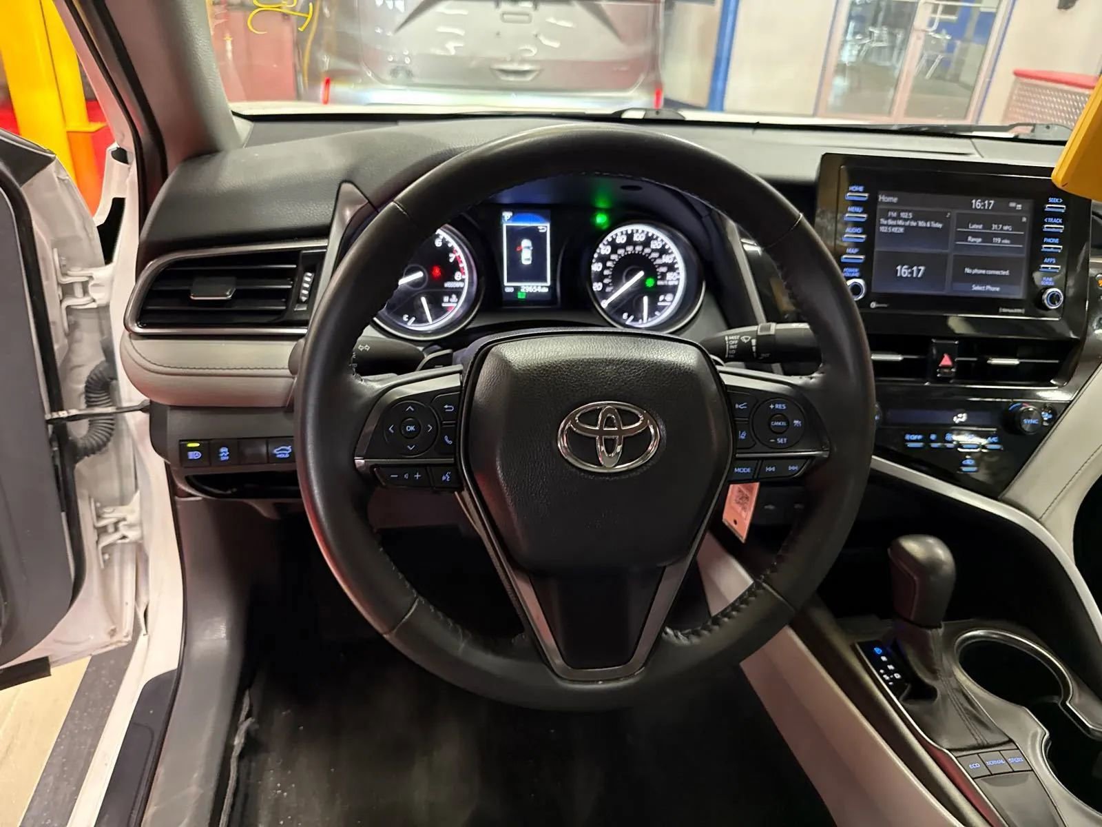 Used 2024 Toyota Camry SE image 8