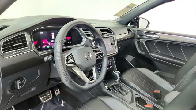 Used 2023 Volkswagen Tiguan SE R-Line image 18