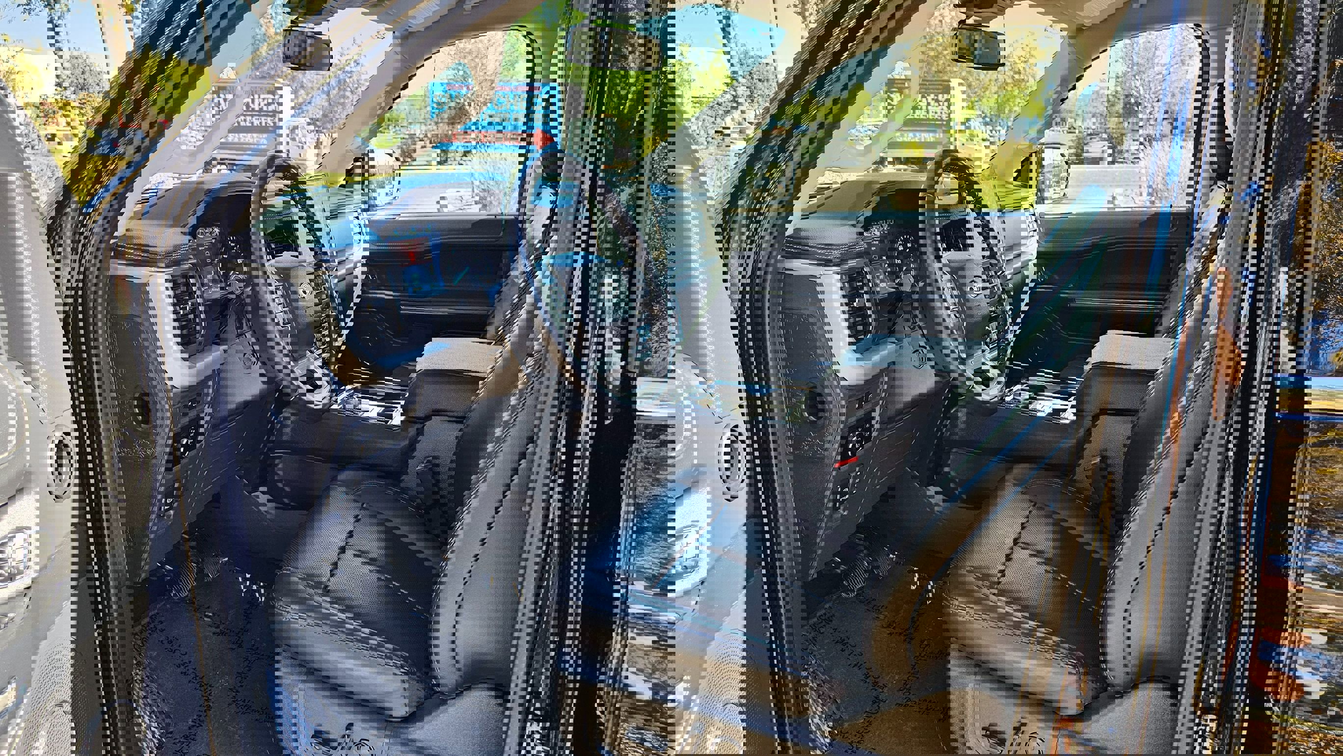 Used 2024 Ford Expedition XLT image 13