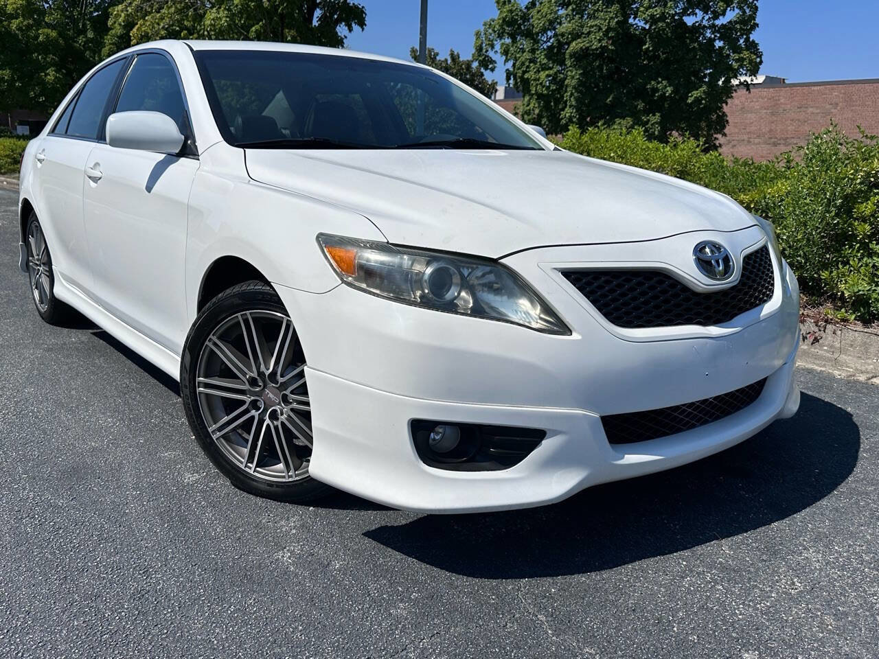 Used 2010 Toyota Camry SE image 2