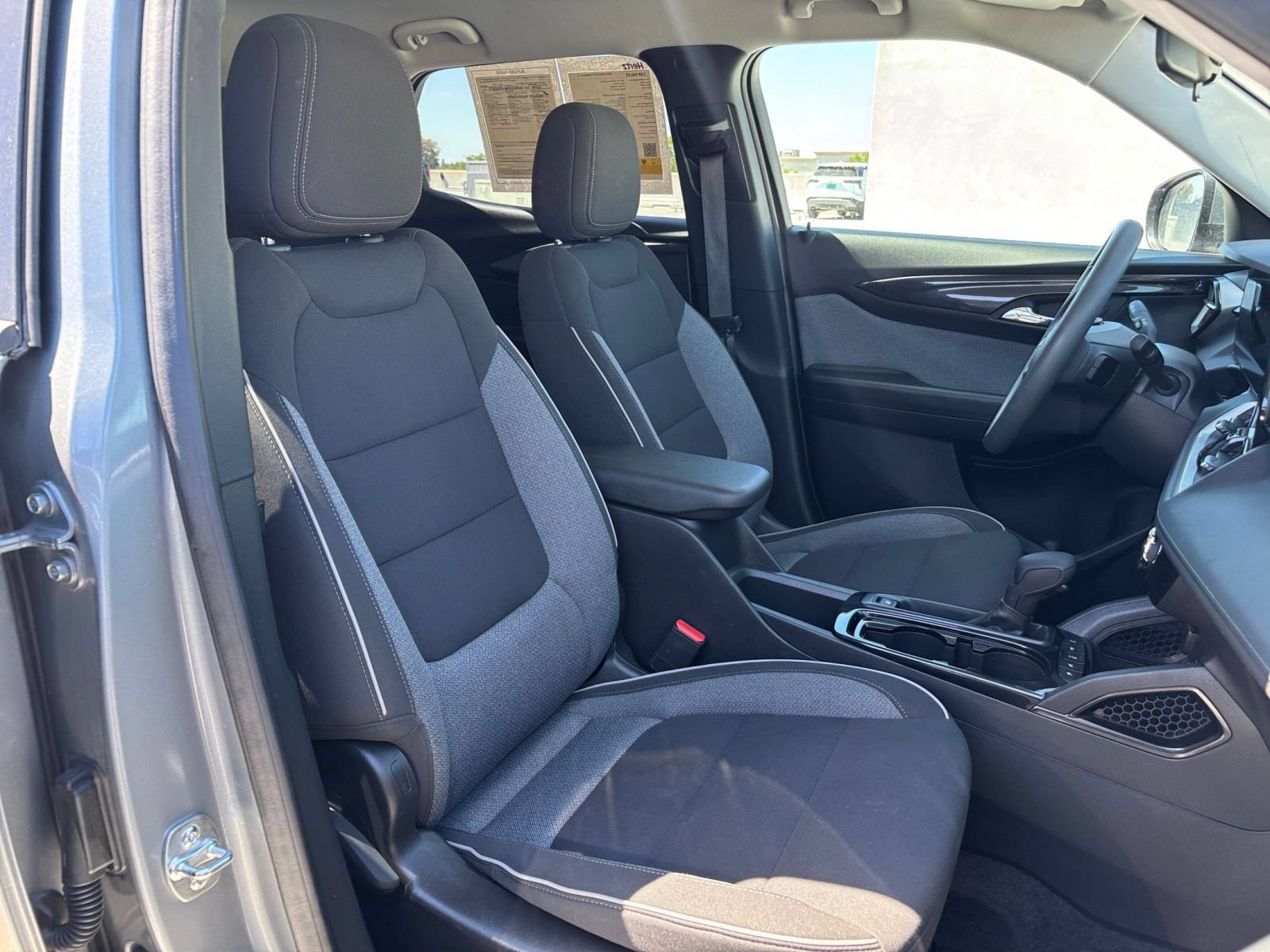 Used 2025 Chevrolet TrailBlazer LT FWD image 36