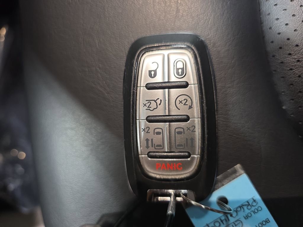 Used 2023 Chrysler Pacifica Touring-L image 36