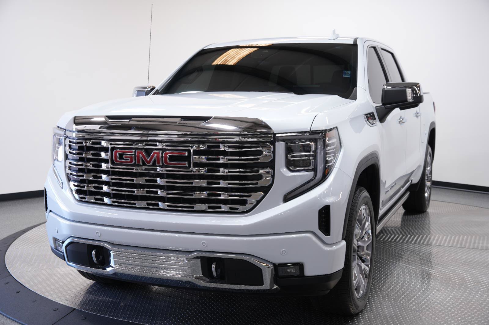 Used 2026 GMC Sierra 1500 Denali AWD/4WD image 3