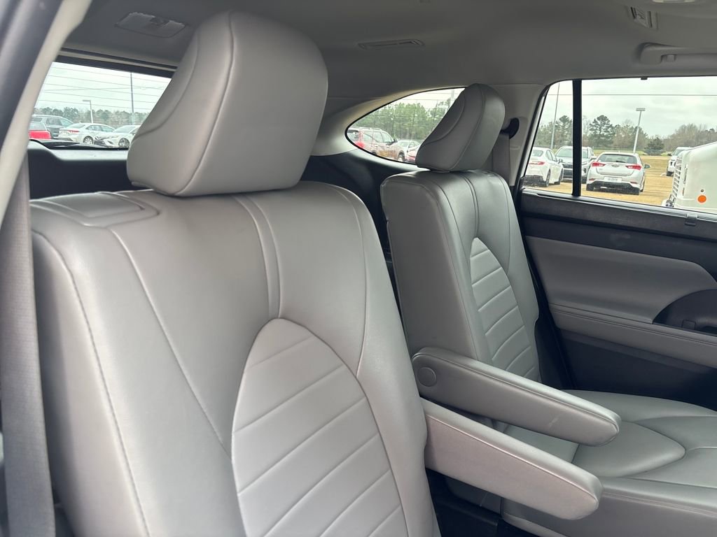Used 2022 Toyota Highlander XLE image 27