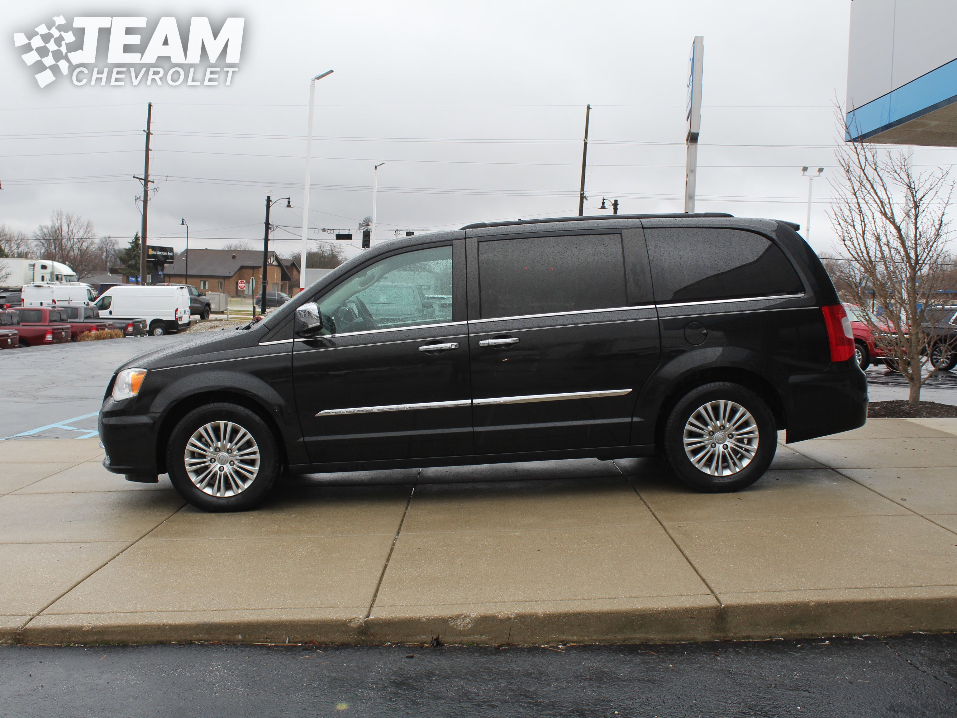 Used 2015 Chrysler Town & Country Touring-L w/ Driver Convenience Group image 7