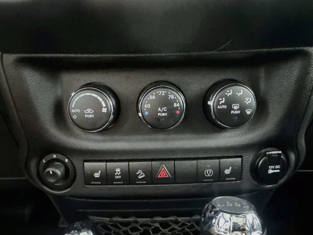 Used 2014 Jeep Wrangler Unlimited Sahara w/ Connectivity Group AWD/4WD image 15
