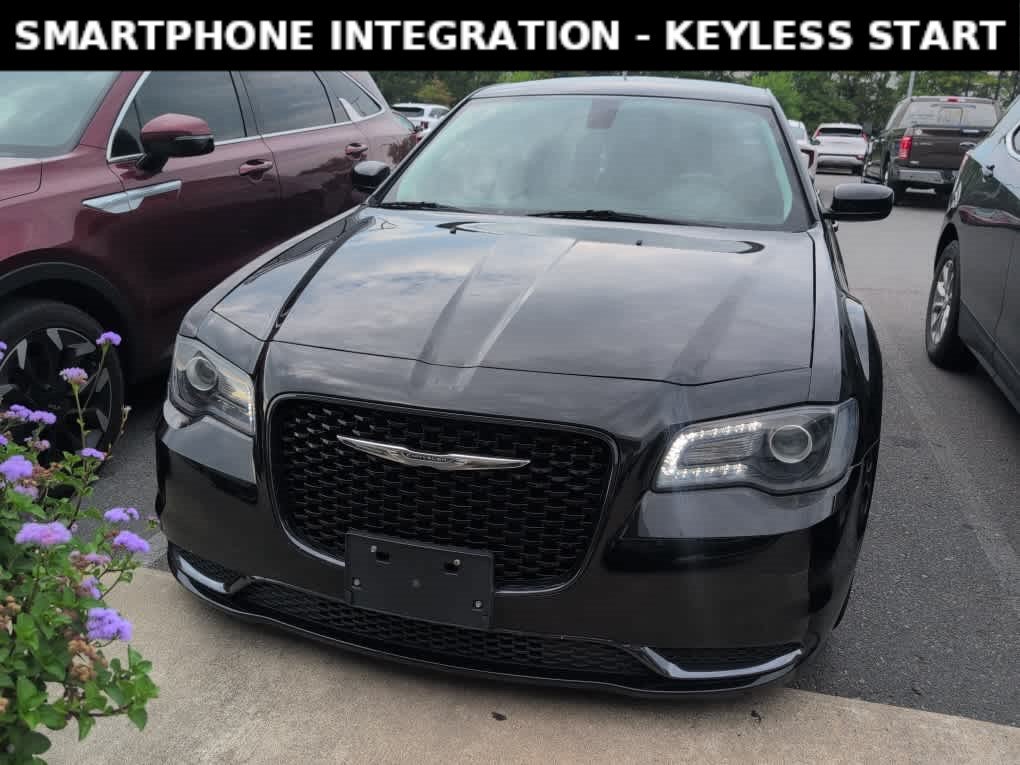 Used 2020 Chrysler 300 Touring w/ Sport Appearance Package RWD image 2