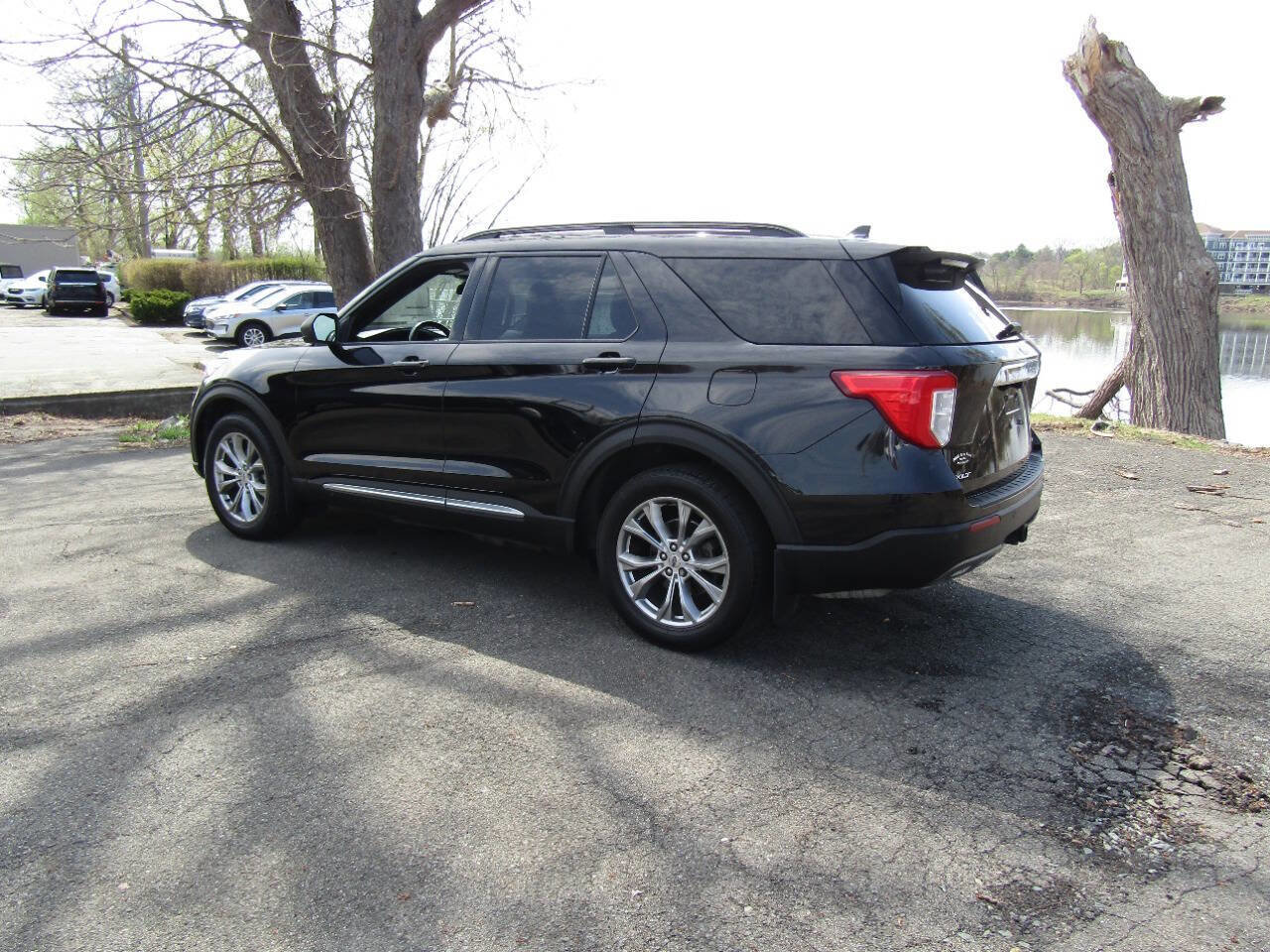 Used 2020 Ford Explorer XLT w/ Equipment Group 202A AWD/4WD image 41