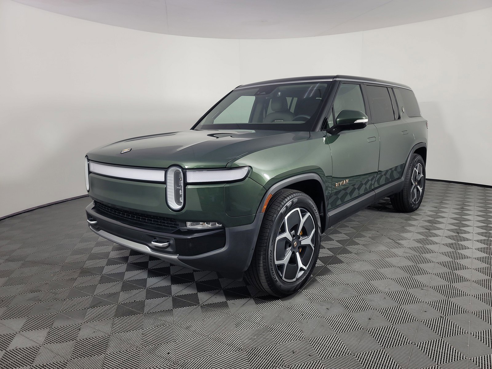 Used 2023 Rivian R1S Adventure AWD/4WD image 1