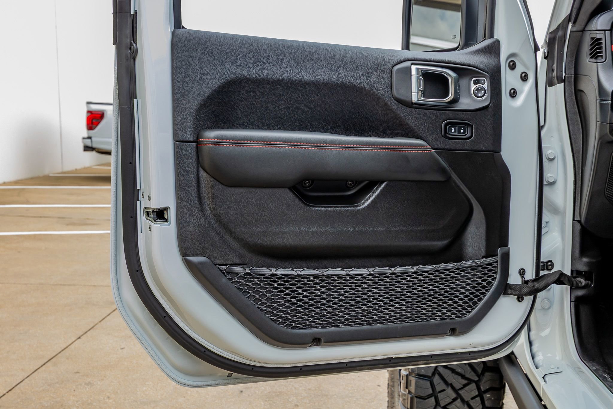 Used 2025 Jeep Wrangler Unlimited Rubicon image 35