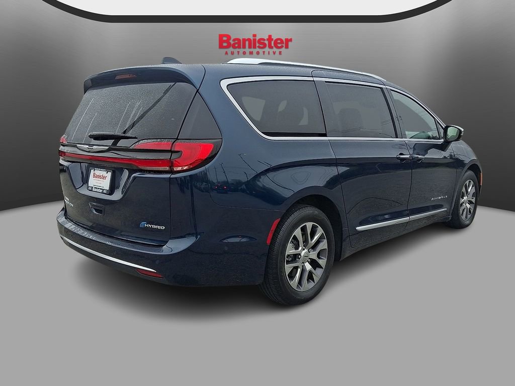 Used 2023 Chrysler Pacifica Pinnacle image 4