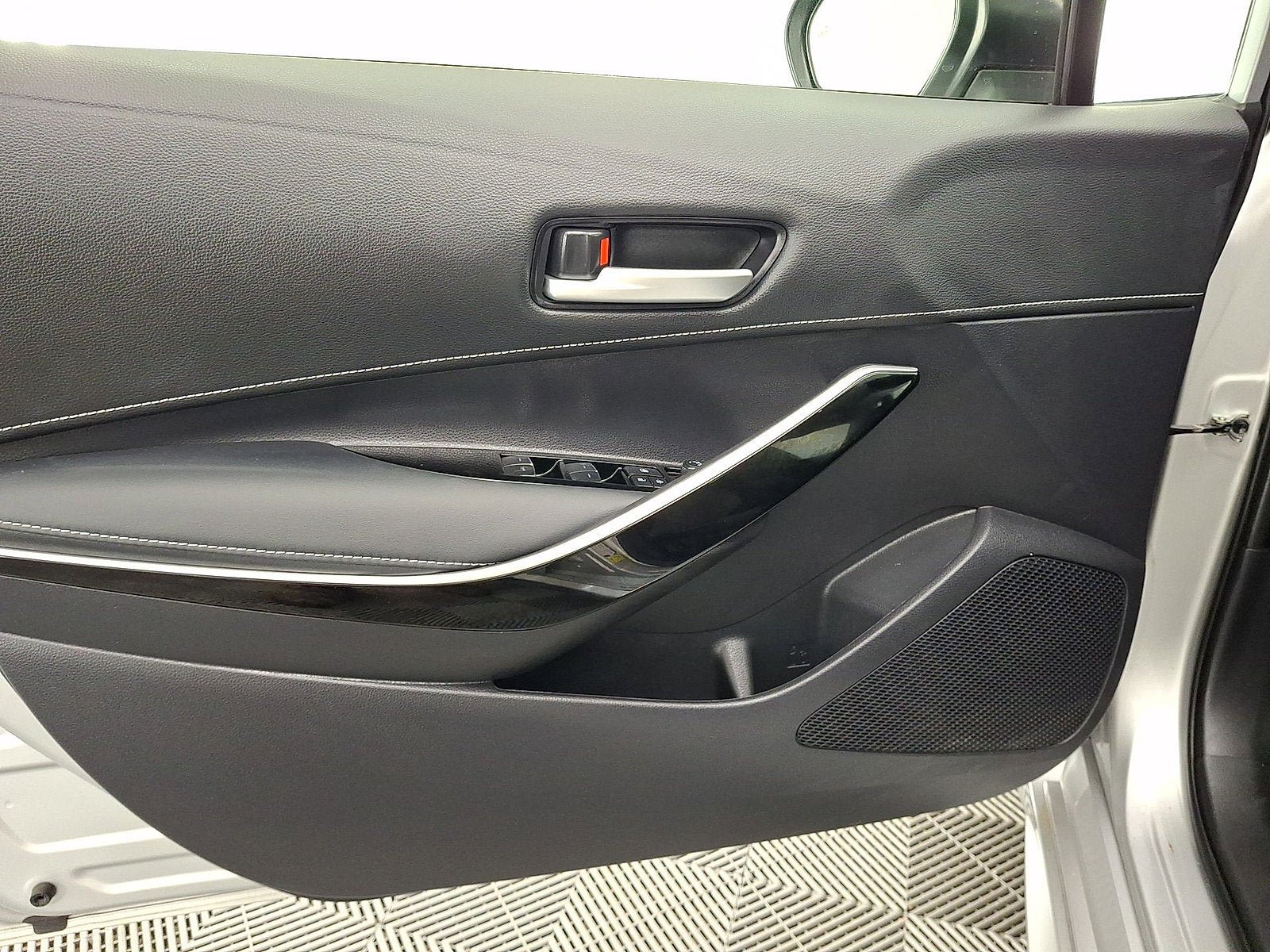 Used 2023 Toyota Corolla XSE FWD image 2