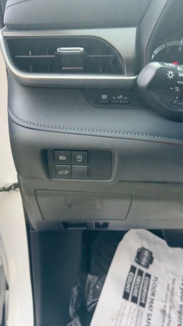 Used 2024 Toyota Highlander LE image 11