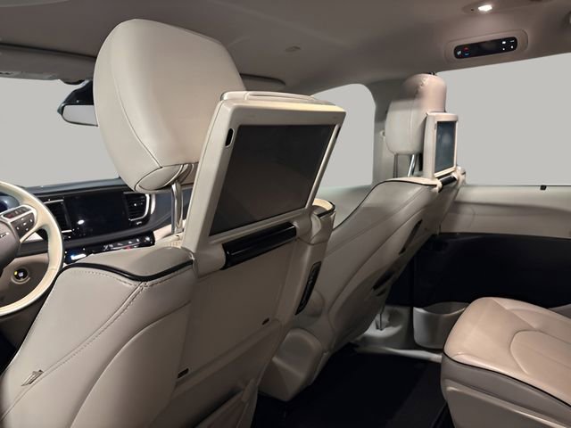 Used 2017 Chrysler Pacifica Platinum image 23