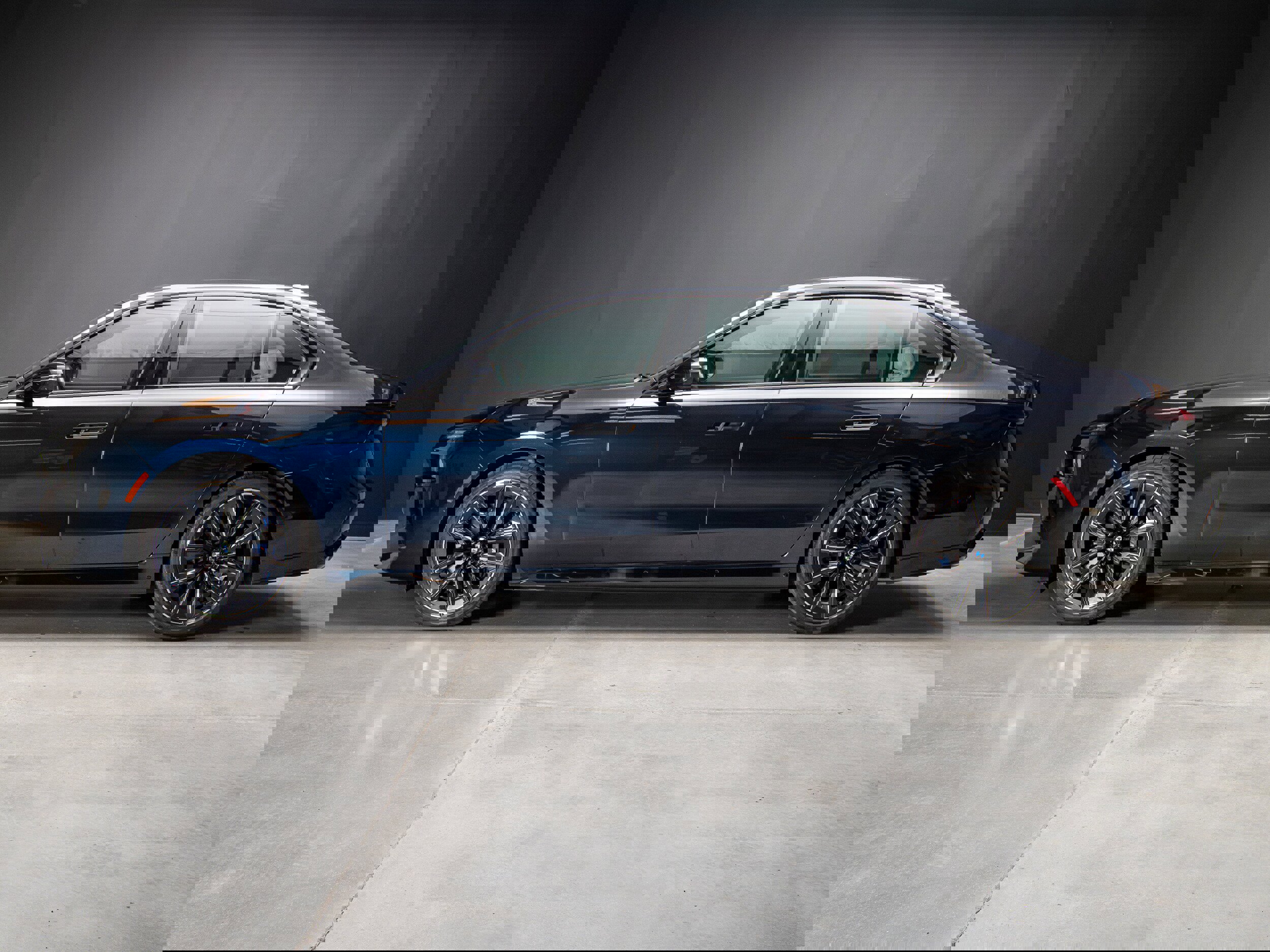 Used 2024 BMW 760i xDrive w/ Executive Package image 2