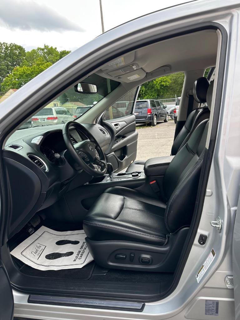 Used 2019 Nissan Pathfinder SL AWD/4WD image 18