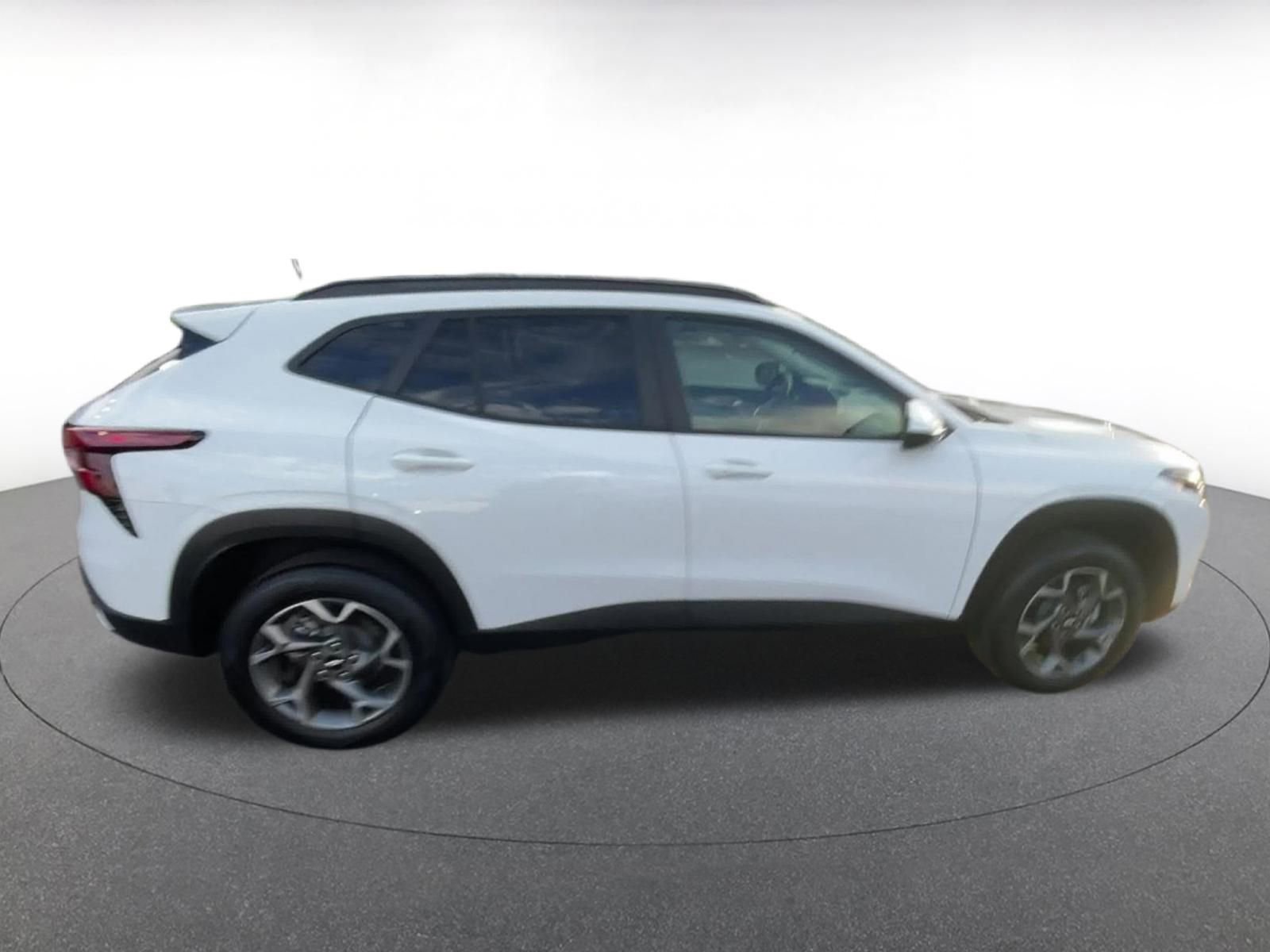 Used 2025 Chevrolet Trax LT w/ LT Convenience Package image 16