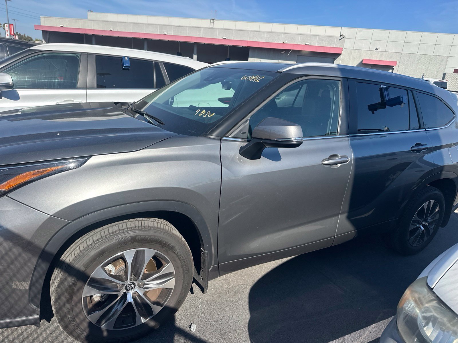 Used 2026 Toyota Highlander XLE AWD/4WD image 2