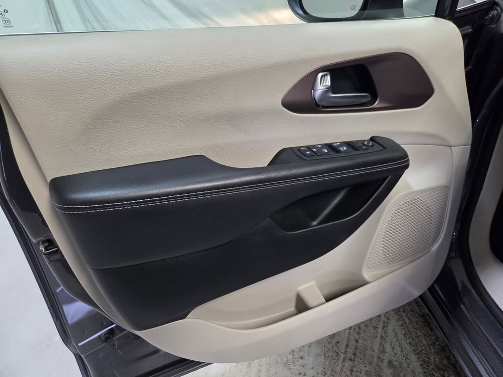 Used 2023 Chrysler Voyager LX FWD image 16
