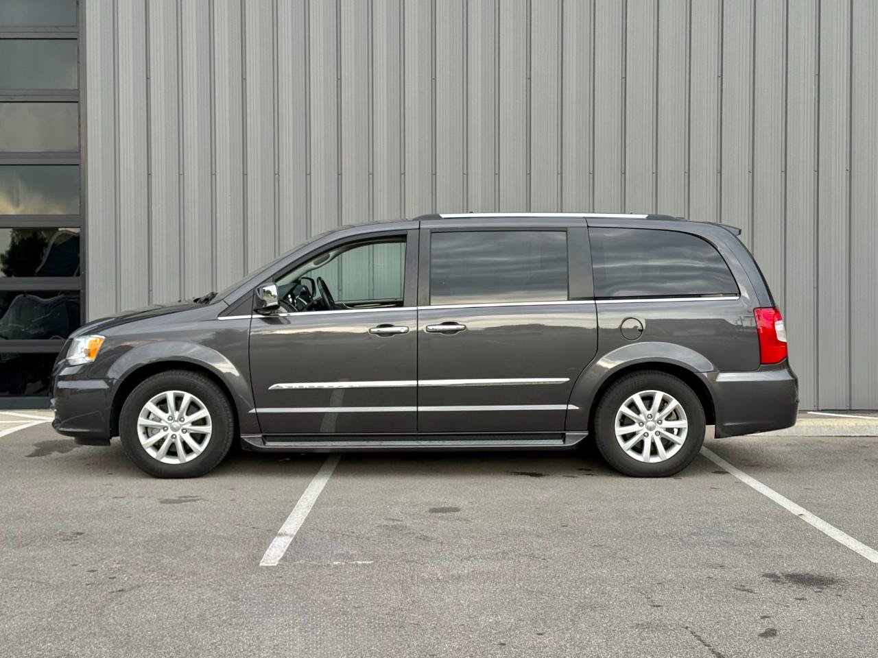 Used 2016 Chrysler Town & Country Limited Platinum w/ Trailer Tow Group FWD image 8