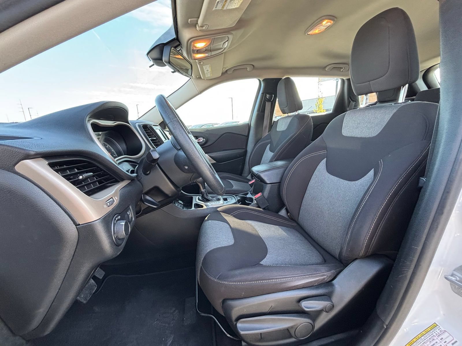 Used 2018 Jeep Cherokee Sport FWD image 10