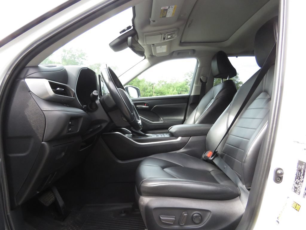 Used 2020 Toyota Highlander XLE AWD/4WD image 10