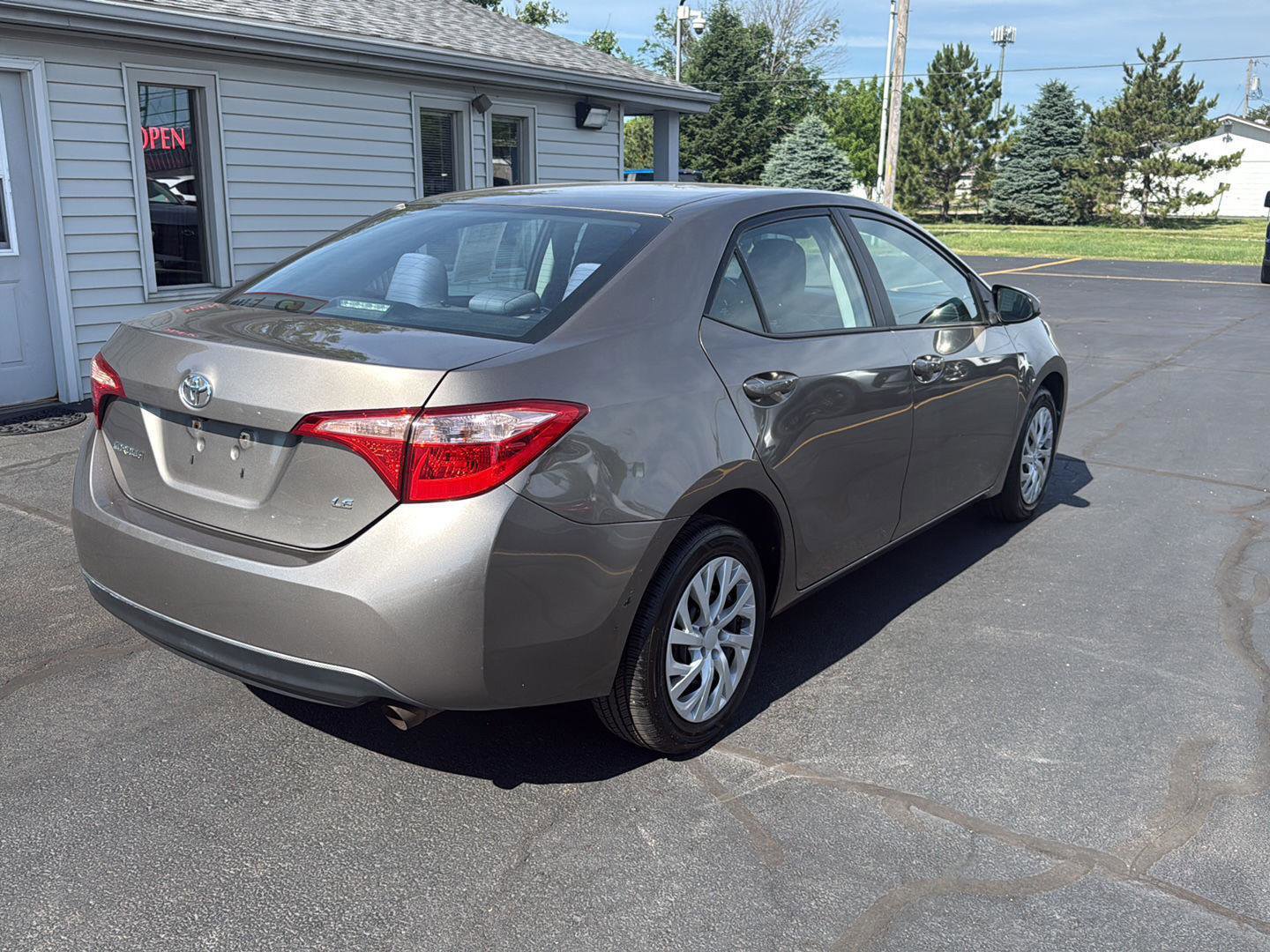 Used 2017 Toyota Corolla LE FWD image 7