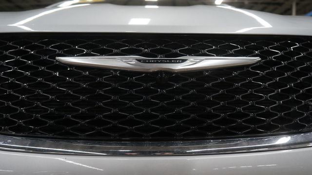 Used 2024 Chrysler Pacifica Touring-L image 70