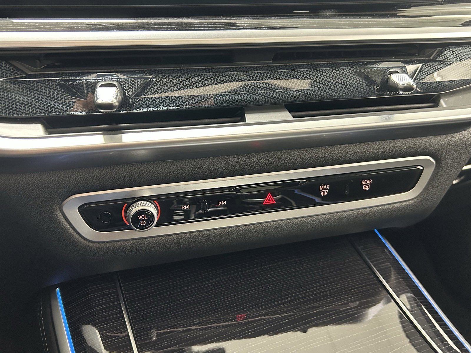 Used 2025 BMW X5 xDrive50e w/ M Sport Package image 18