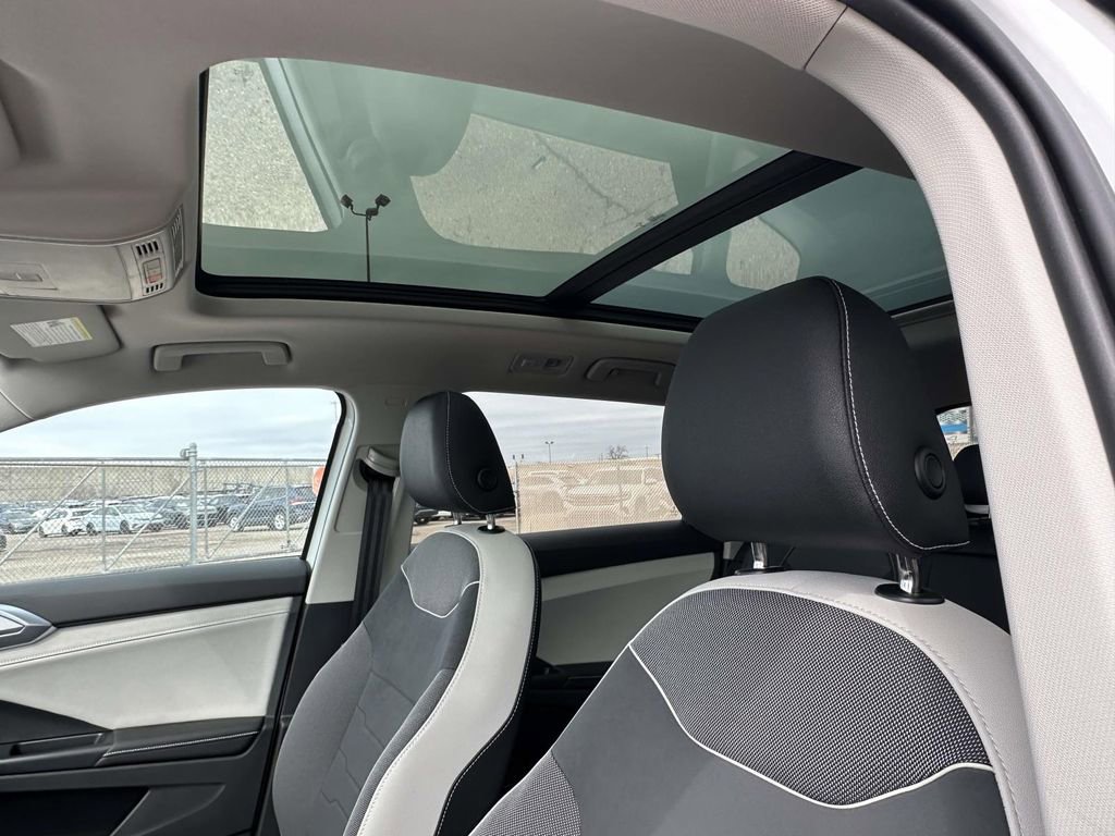 New 2025 Volkswagen Taos SE AWD/4WD image 15