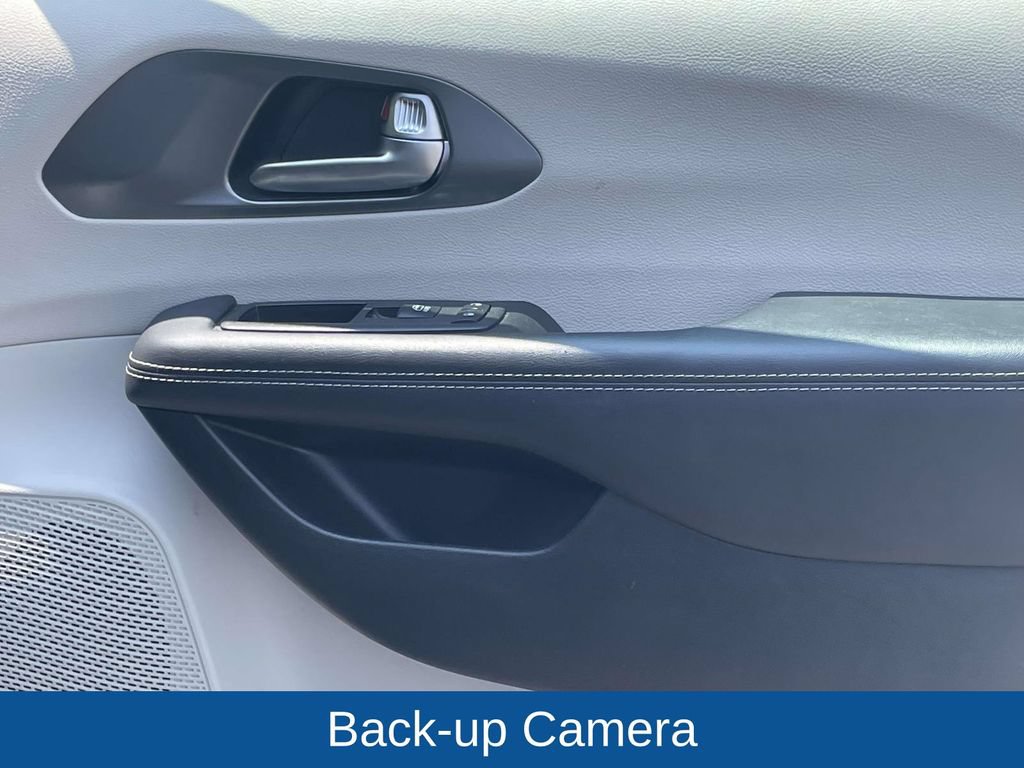 Certified 2023 Chrysler Pacifica Touring-L FWD image 17
