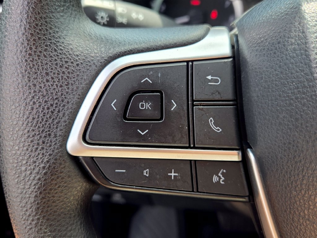 Used 2023 Toyota Highlander L FWD image 24
