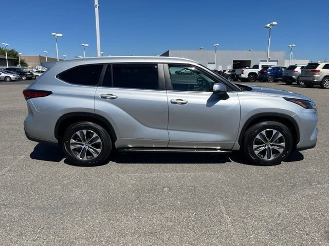 Used 2023 Toyota Highlander XLE FWD image 4