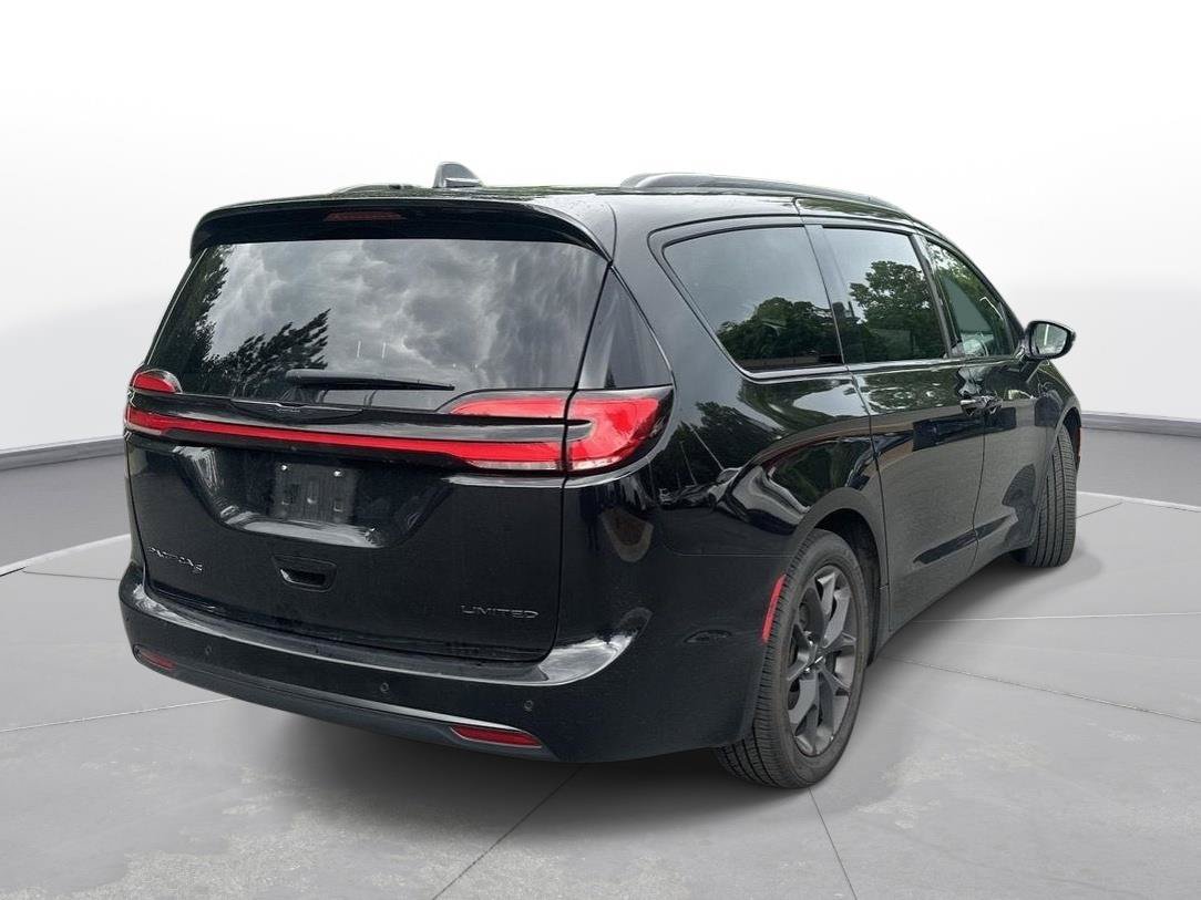 Used 2025 Chrysler Pacifica Limited FWD image 6
