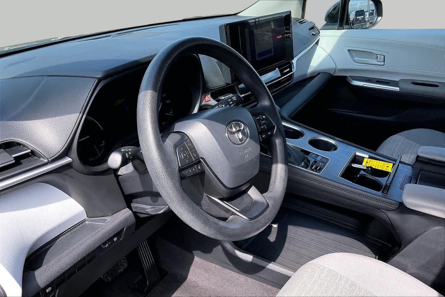 Used 2025 Toyota Sienna LE FWD image 17