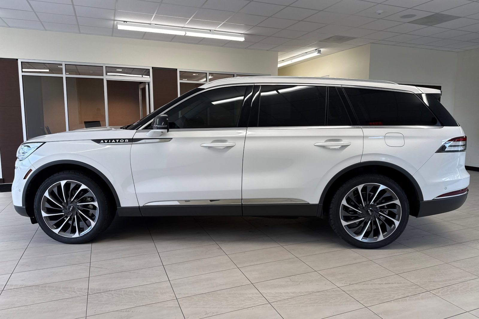 Used 2020 Lincoln Aviator Reserve w/ Equipment Group 202A image 7
