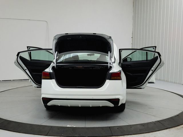 Used 2025 Nissan Altima 2.5 SV FWD image 14