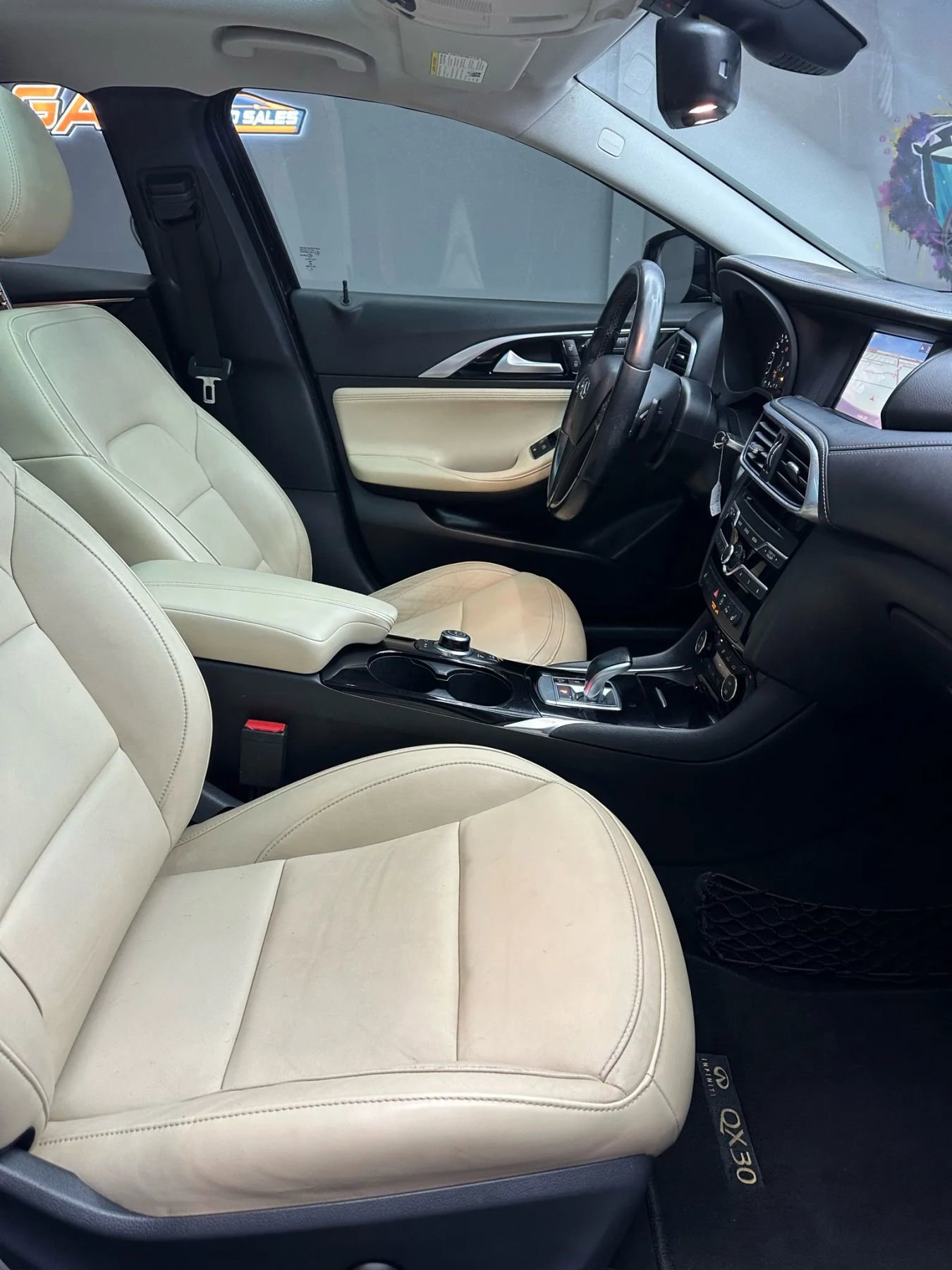 Used 2017 INFINITI QX30 Premium w/ Navigation Package image 36