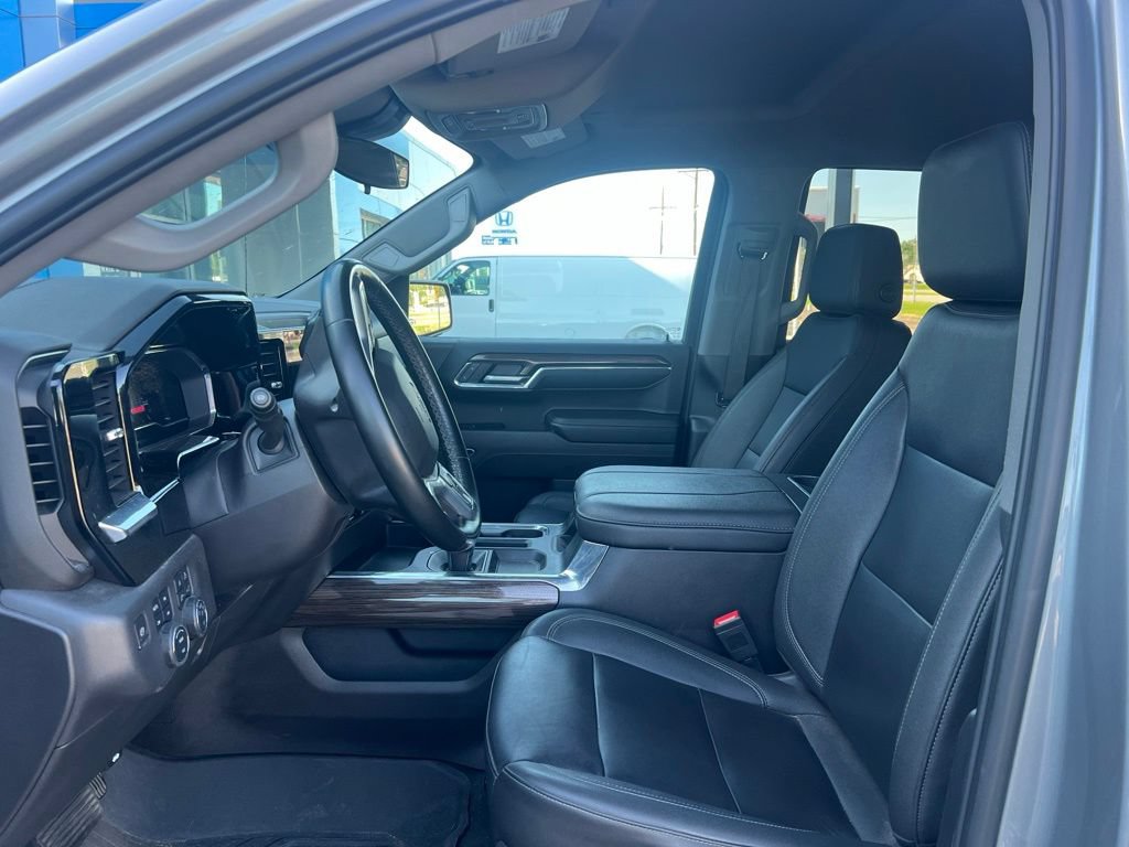 Used 2024 Chevrolet Silverado 1500 LT Trail Boss w/ LT Trail Boss Premium Package AWD/4WD image 2