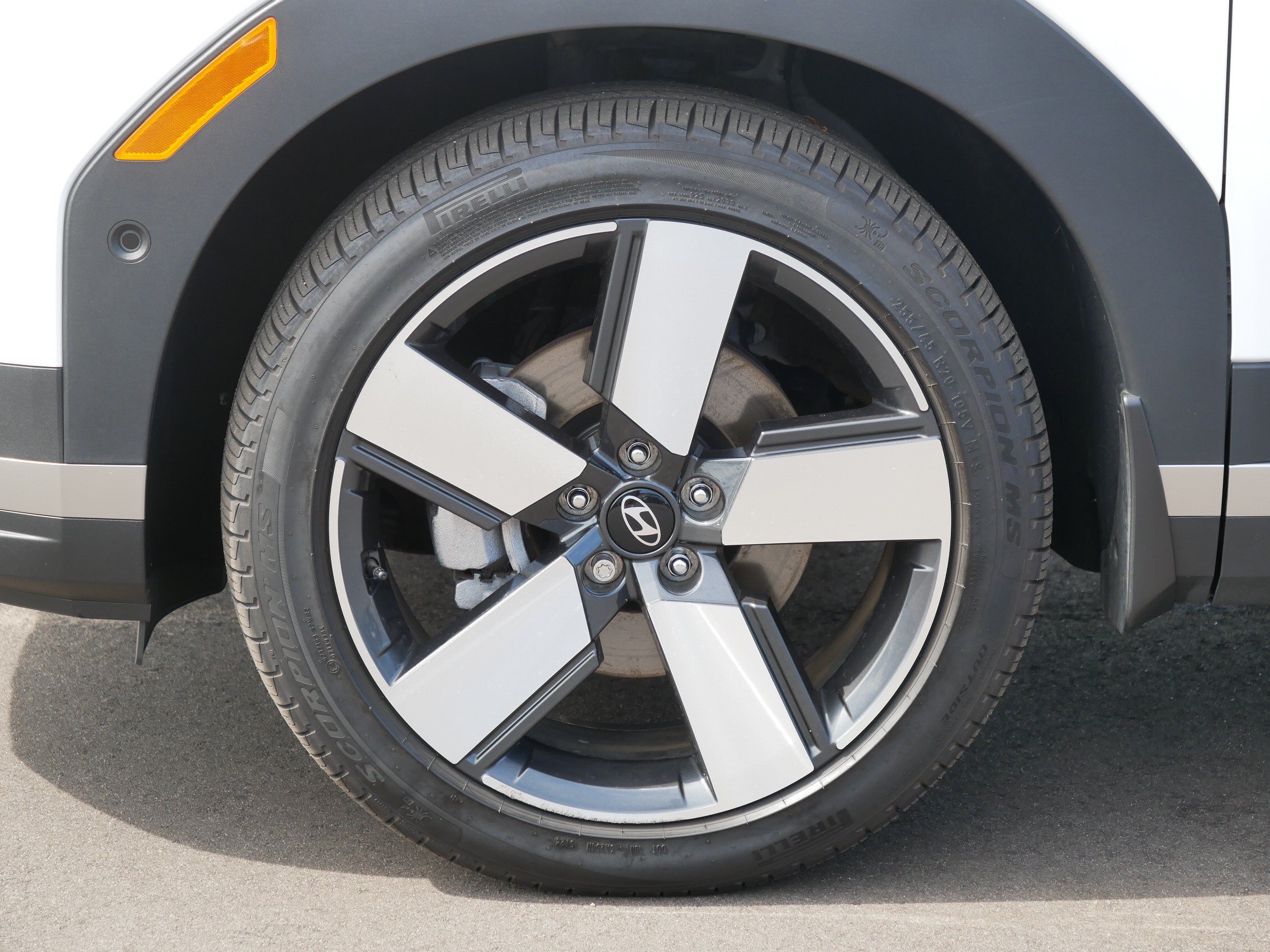 Used 2025 Hyundai Santa Fe Limited AWD/4WD image 9