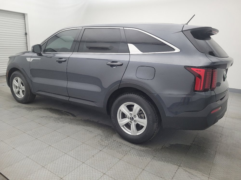 Used 2021 Kia Sorento LX image 3