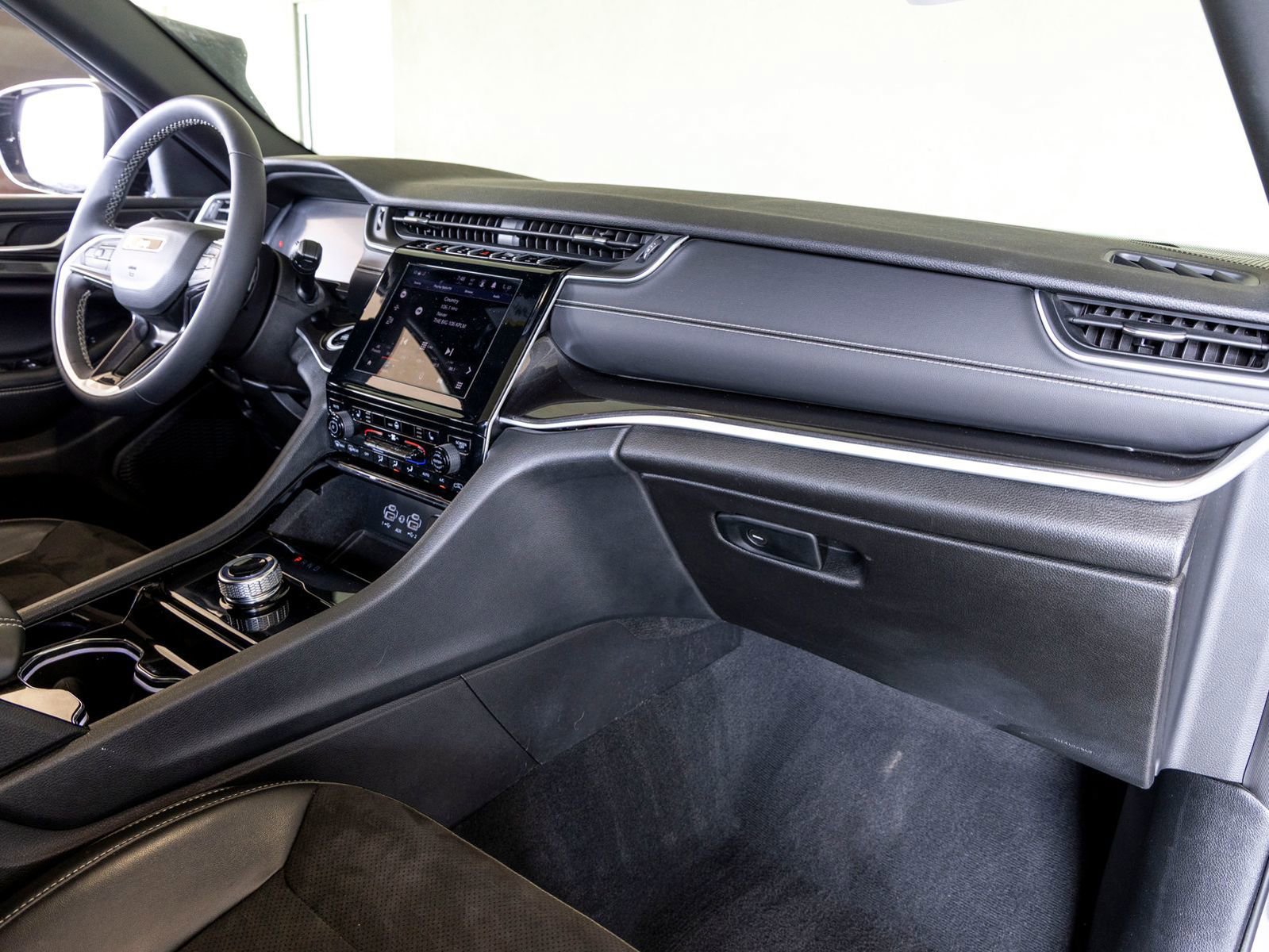 Used 2023 Jeep Grand Cherokee Altitude image 28