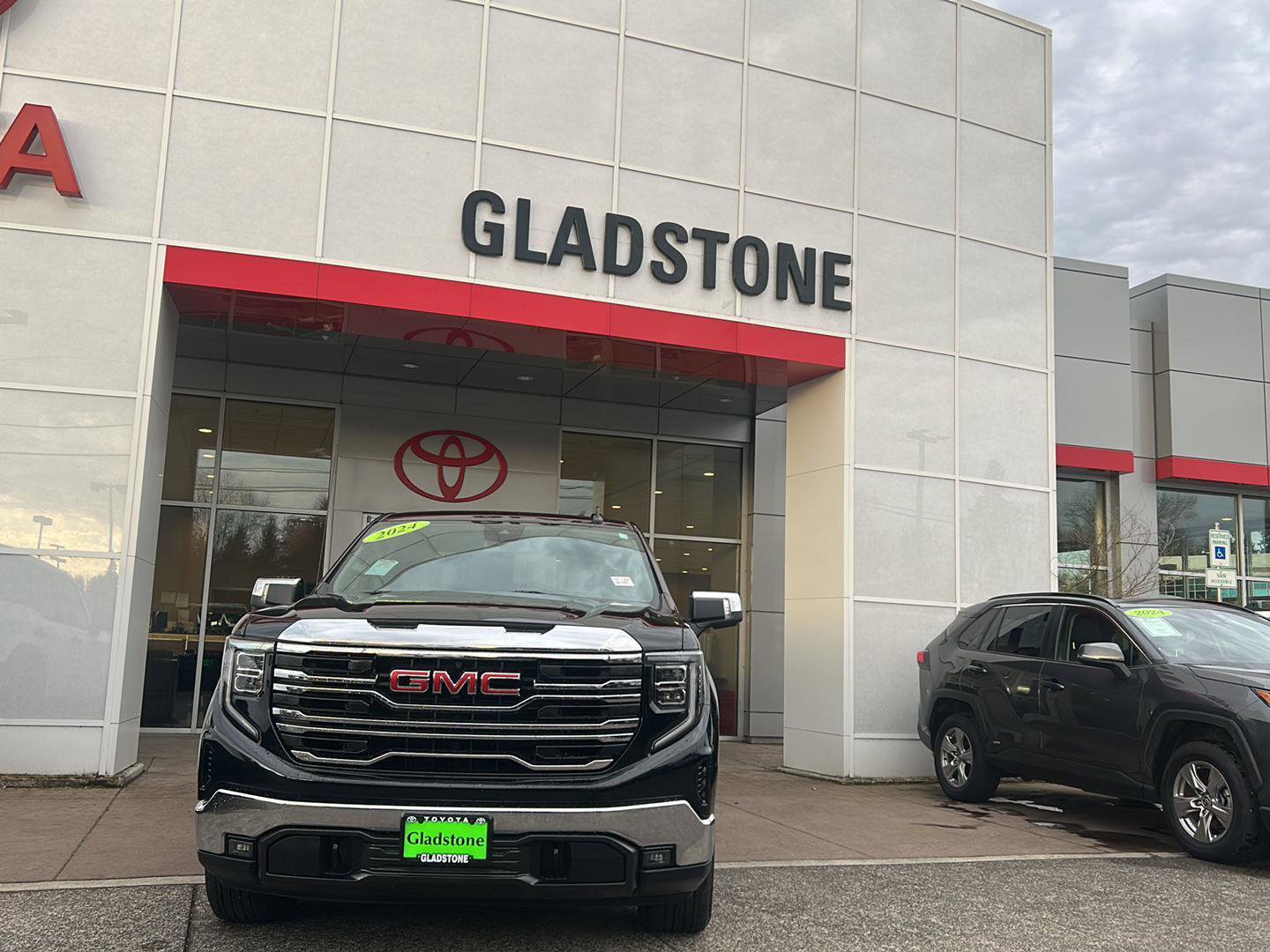 Used 2024 GMC Sierra 1500 SLT image 2