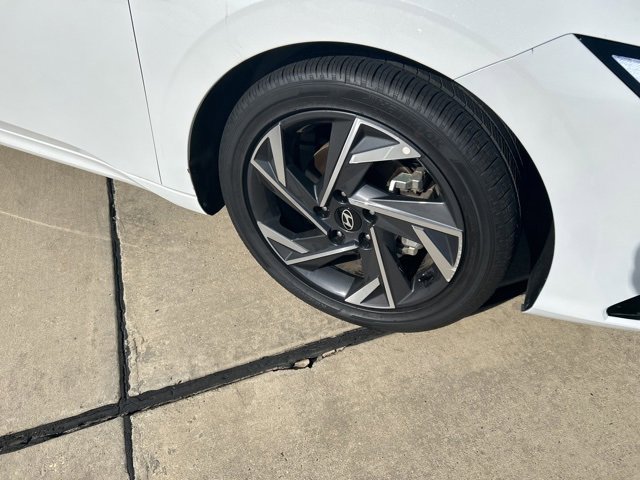 Used 2025 Hyundai Elantra SEL image 14