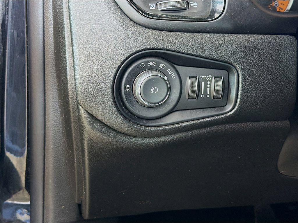 Used 2018 Jeep Renegade Altitude AWD/4WD image 26